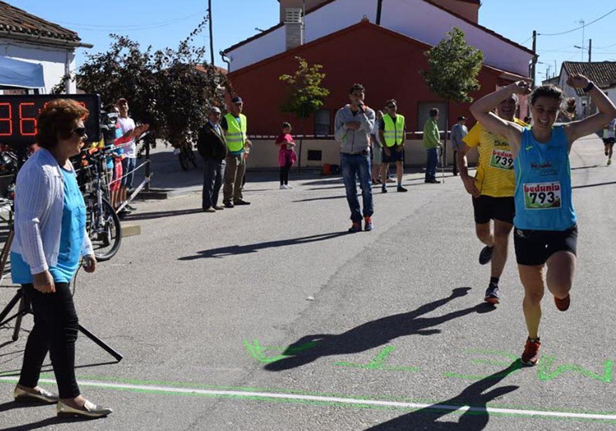 Localidad salmantina de Coca de Alba durante una carrera popular.