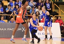 Silvia Domínguez y Laura Gil, en el último duelo Avenida-Valencia Basket en Würzburg.
