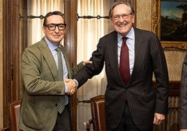 El rector de la Universidad de Salamanca, Juan Manuel Corchado, y el presidente de Santander Universidades, Matías Rodríguez Inciarte.