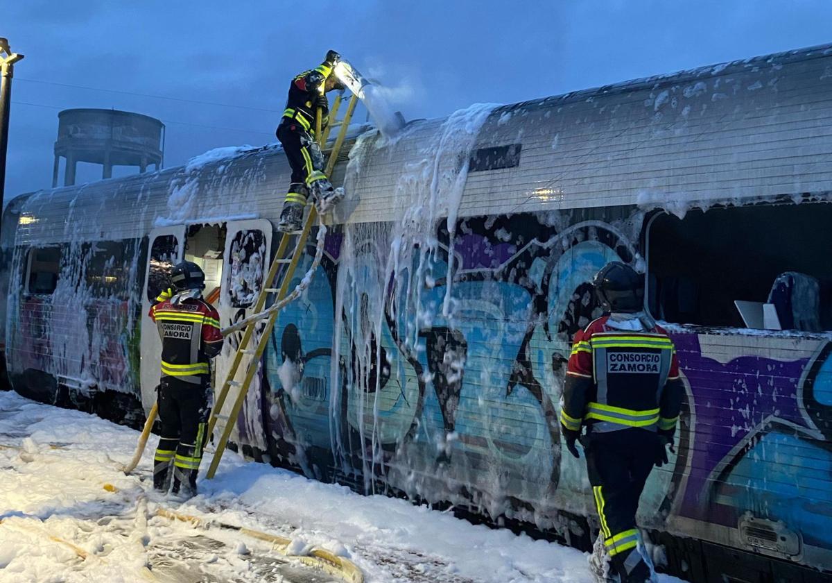 Imagen de la incendio en el tren Valladolid-Puebla de Sanabria.