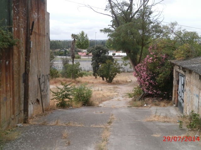 Imagem secundária 1 - Os três pequenos lotes que se tornarão rua.