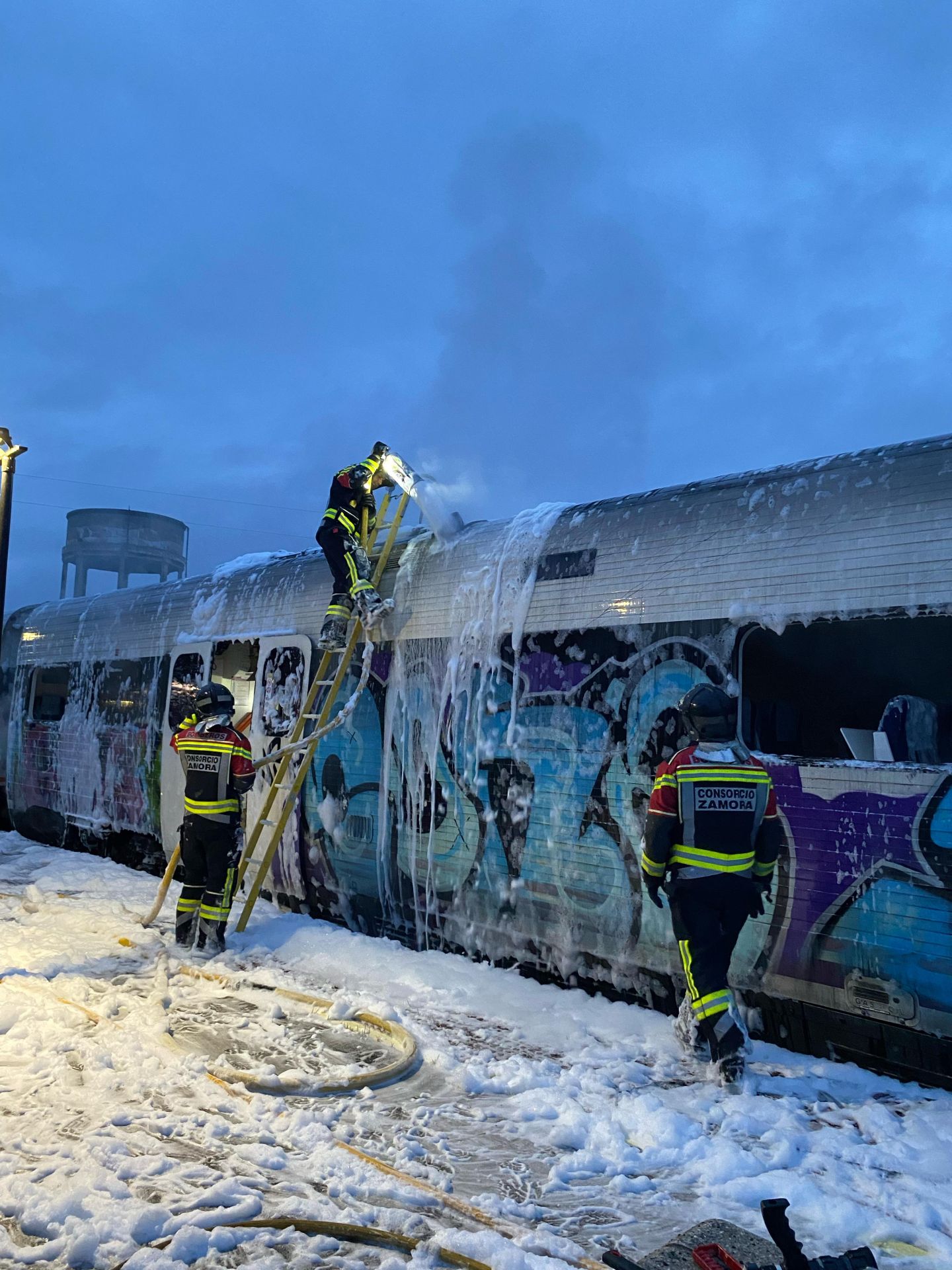 El incendio de un tren con pasajeros a bordo, en imágenes