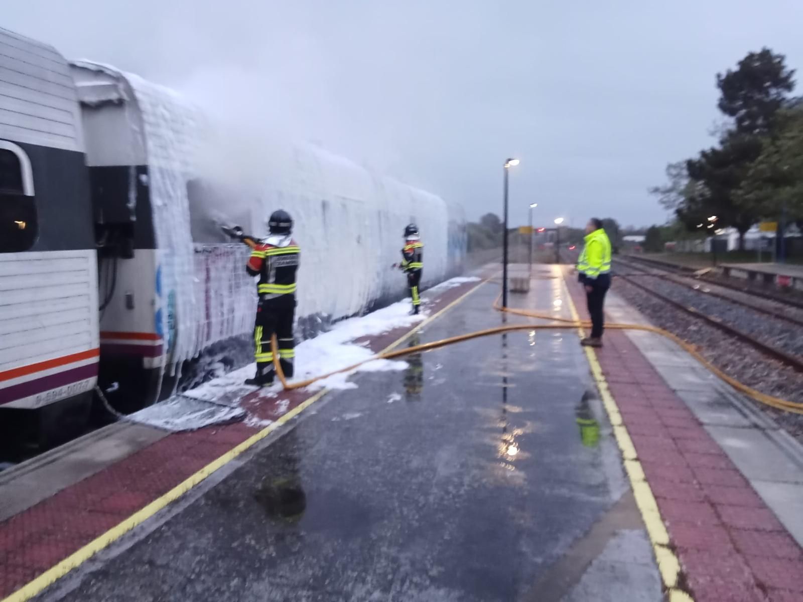 El incendio de un tren con pasajeros a bordo, en imágenes