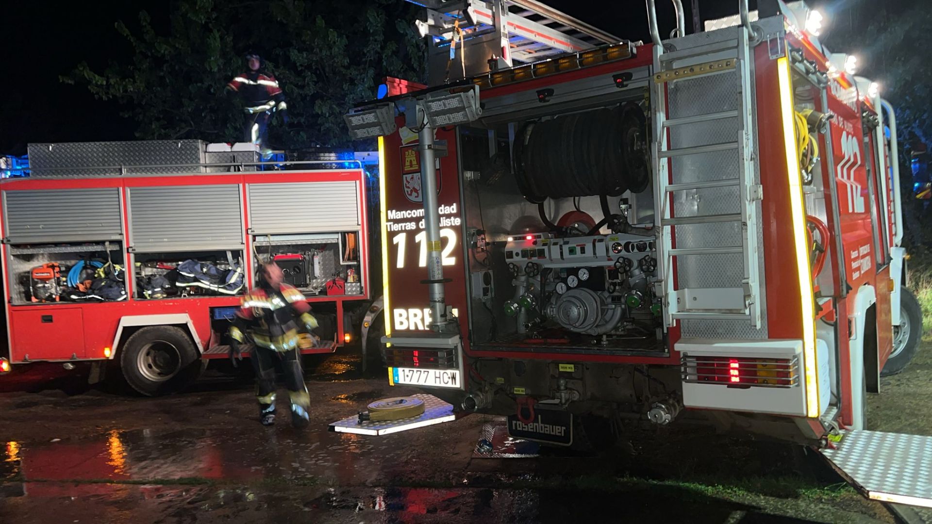 El incendio de un tren con pasajeros a bordo, en imágenes
