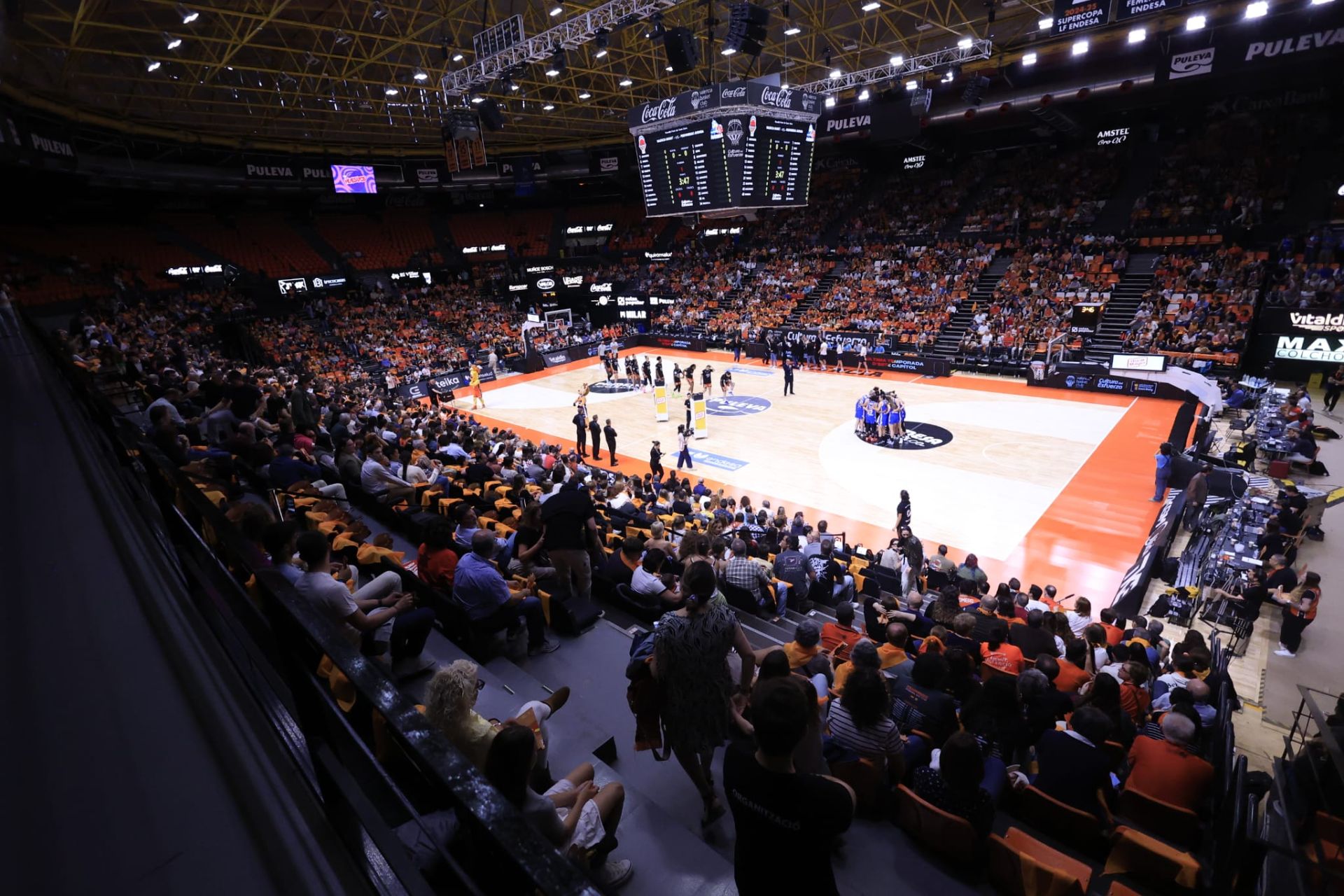 En imágenes la derrota de Perfumerías Avenida frente a Valencia Basket