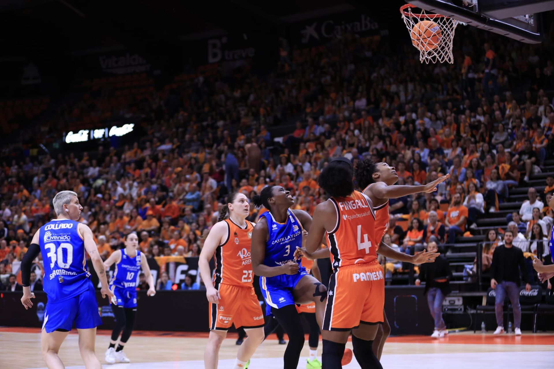 En imágenes la derrota de Perfumerías Avenida frente a Valencia Basket