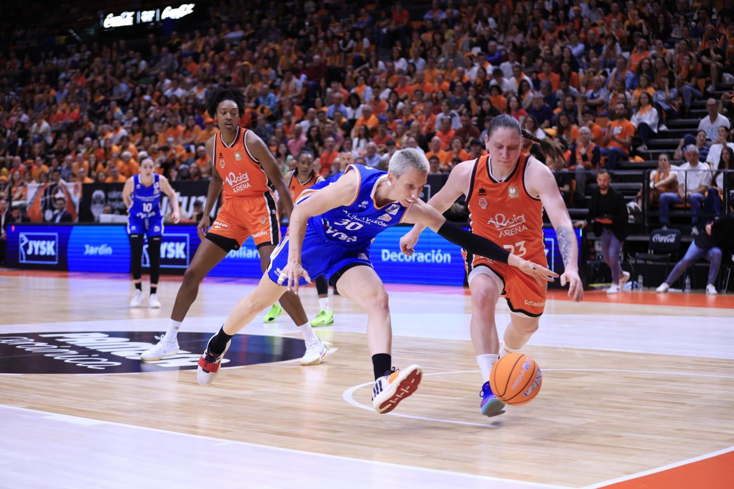 En imágenes la derrota de Perfumerías Avenida frente a Valencia Basket