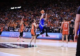 Andrea Vilaró en el encuentro fernte al Valencia Basket