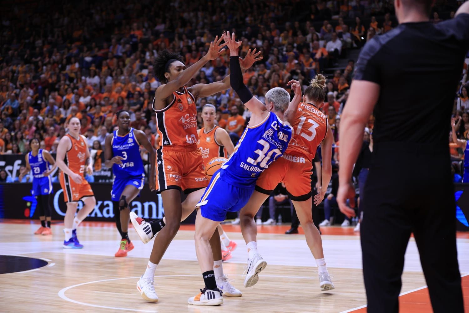 En imágenes la derrota de Perfumerías Avenida frente a Valencia Basket