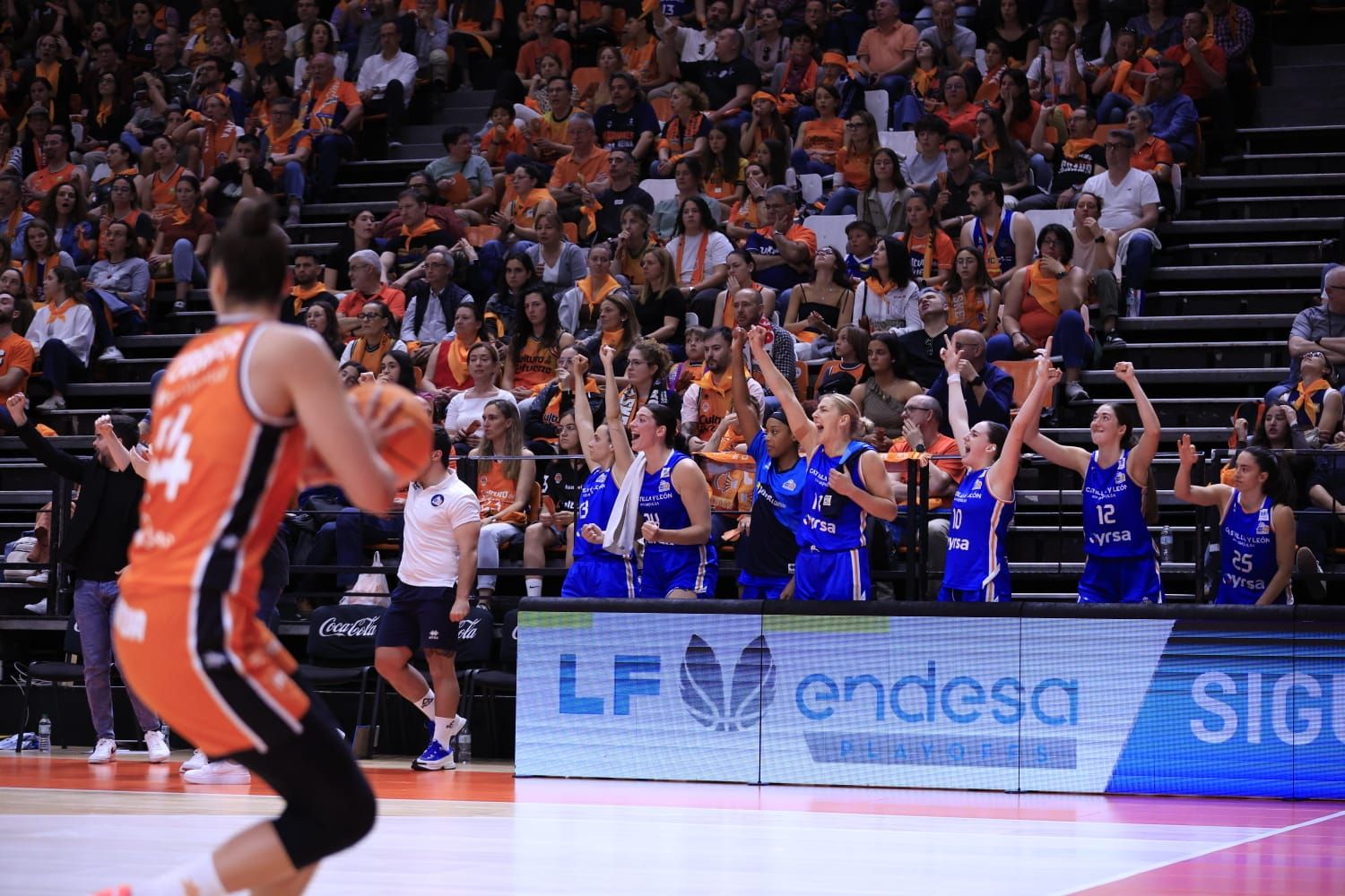 En imágenes la derrota de Perfumerías Avenida frente a Valencia Basket