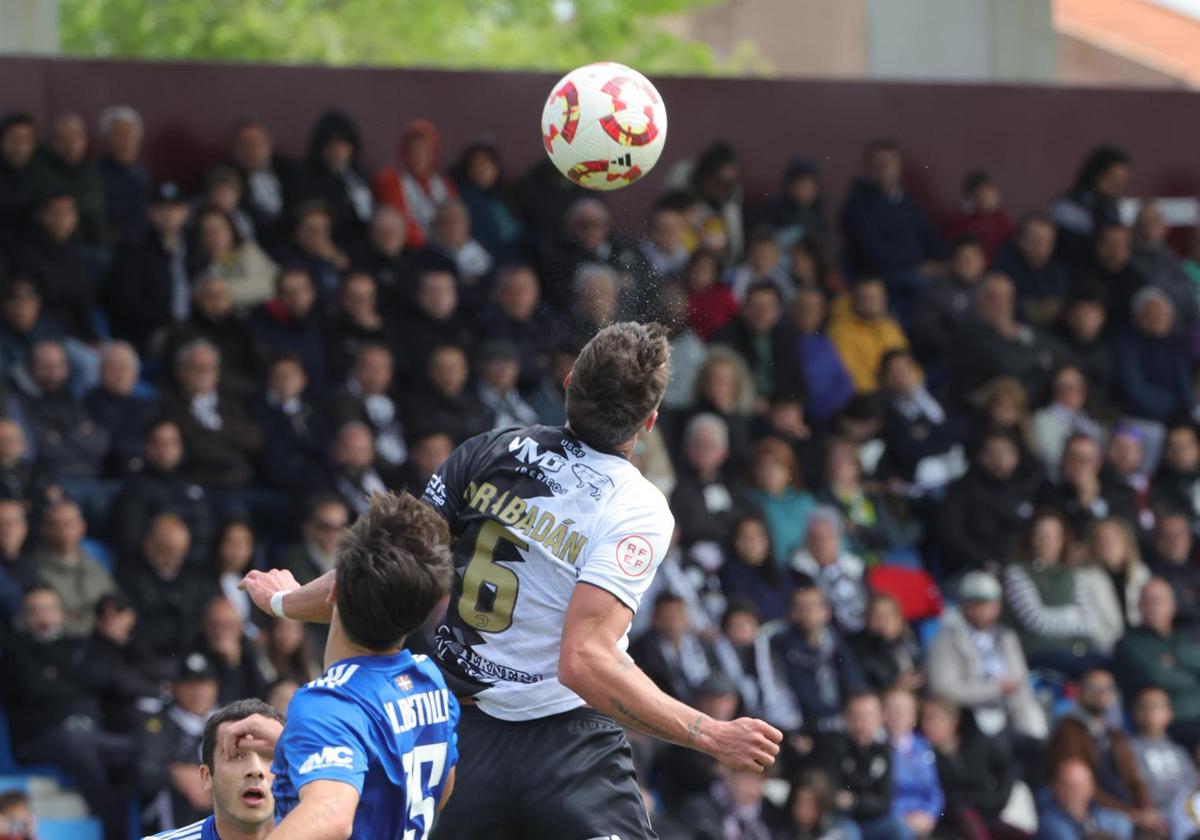 Rabadán lucha un balón por el aire