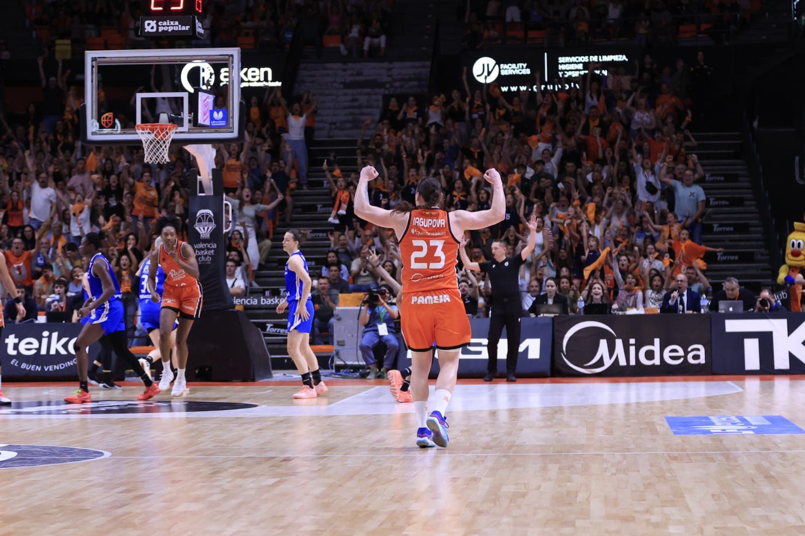En imágenes la derrota de Perfumerías Avenida frente a Valencia Basket