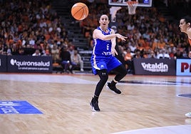 Silvia Domínguez otorga un pase a una compañera