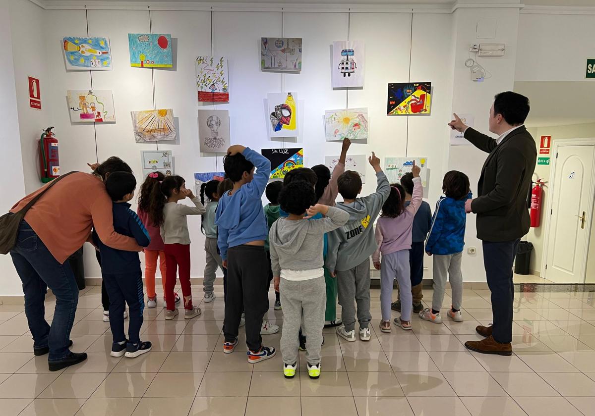 El Espacio Joven acoge una exposición con los dibujos del concurso Grabalux del CLPU
