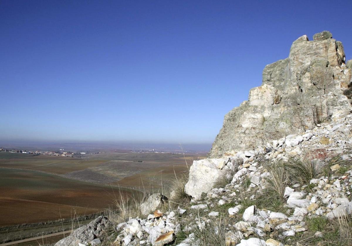 Vista del Arapil Grande, a la derecha y, al fondo, el pueblo salmantino de Arapiles.