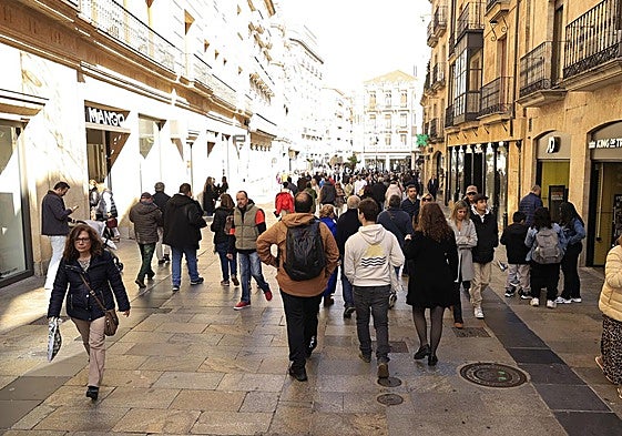 Turistas paseando por el casco histórico de Salamanca.