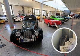 Exposición de coches en el Museo de Automoción; en el círculo, restos de una tumba encontrada