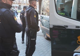 Varios agentes de la Policía Nacional de Salamanca y de la Guardia Civil esperan la salida de un preso para llevarlo a los juzgados de Salamanca.