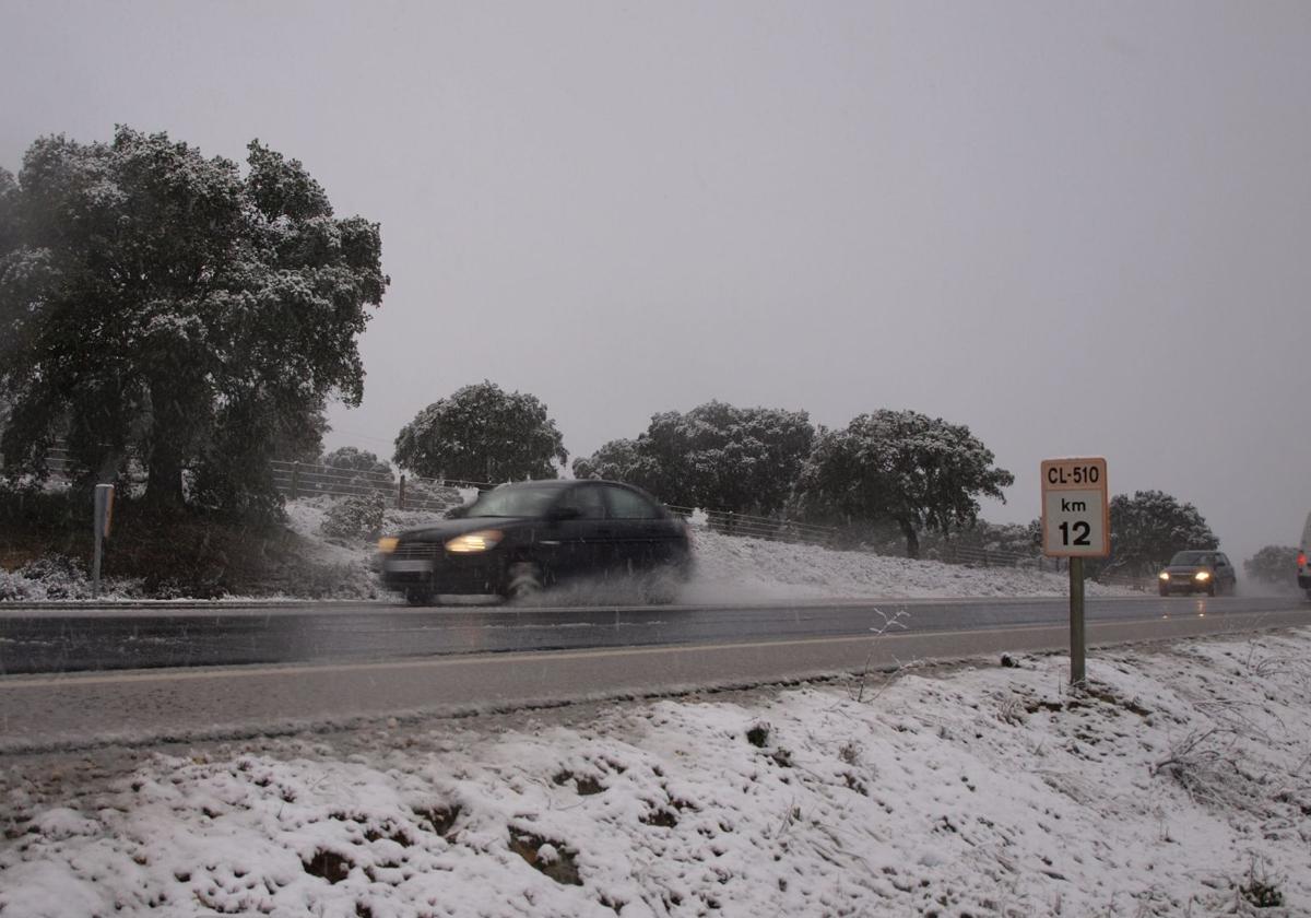 Vehículos circulando en la CL-510 carretera de Alba.