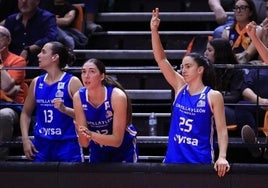 Vilaró, Jankovic y Lekovic, en el banquillo durante el duelo ante el Valencia Basket en La Fonteta.
