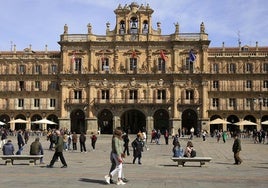 Varias personas pasean por la Plaza Mayor de Salamanca.