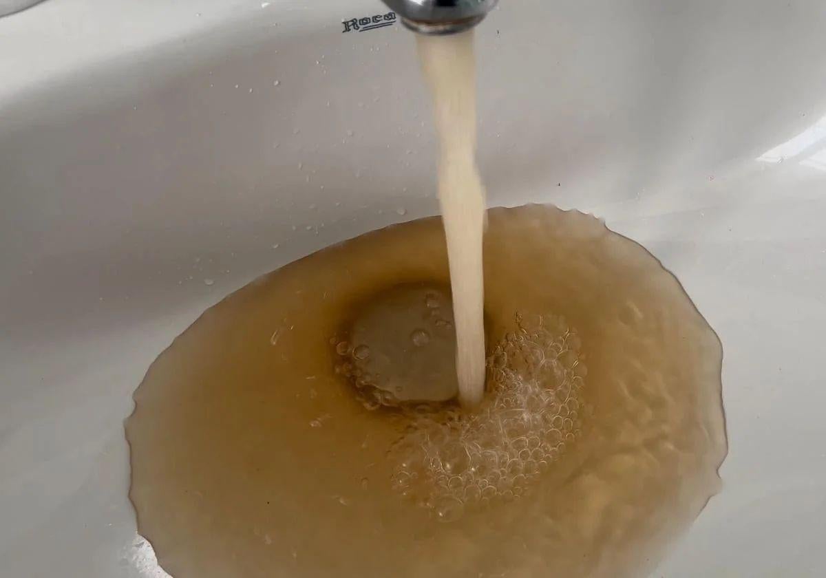 Dos colegios públicos de Salamanca detectan aguas turbias en sus grifos