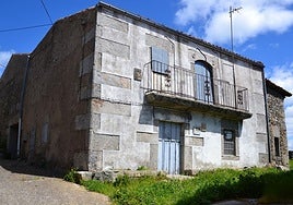 Fachada de la vivienda, de tres plantas y levantada en piedra.