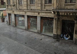 Varias personas se refugian del granizo.