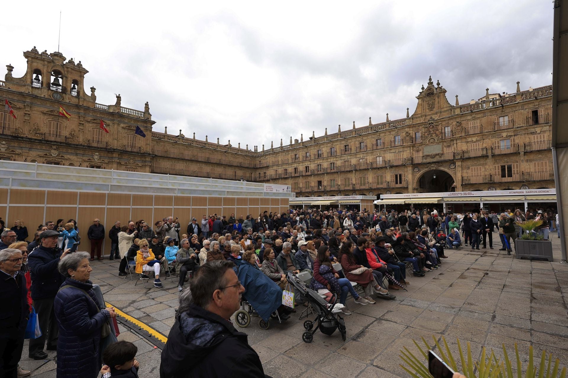 El mal tiempo no frena la inauguración de la Feria de Libro en Salamanca
