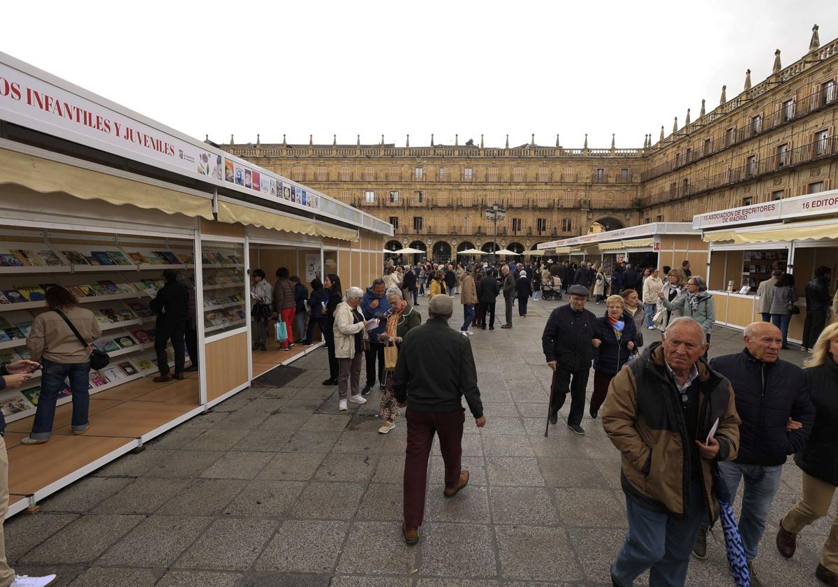 El mal tiempo no frena la inauguración de la Feria de Libro en Salamanca
