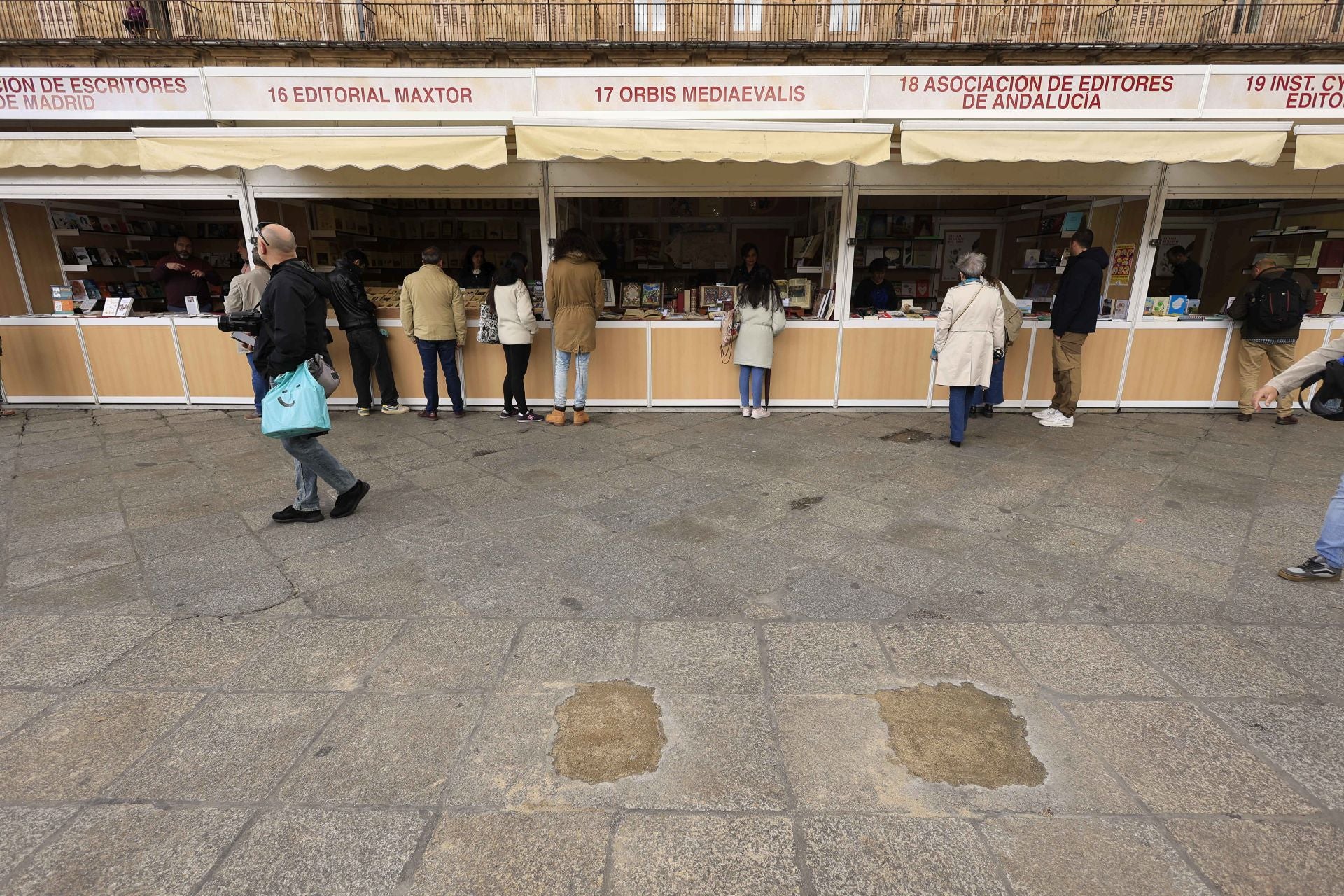 El mal tiempo no frena la inauguración de la Feria de Libro en Salamanca