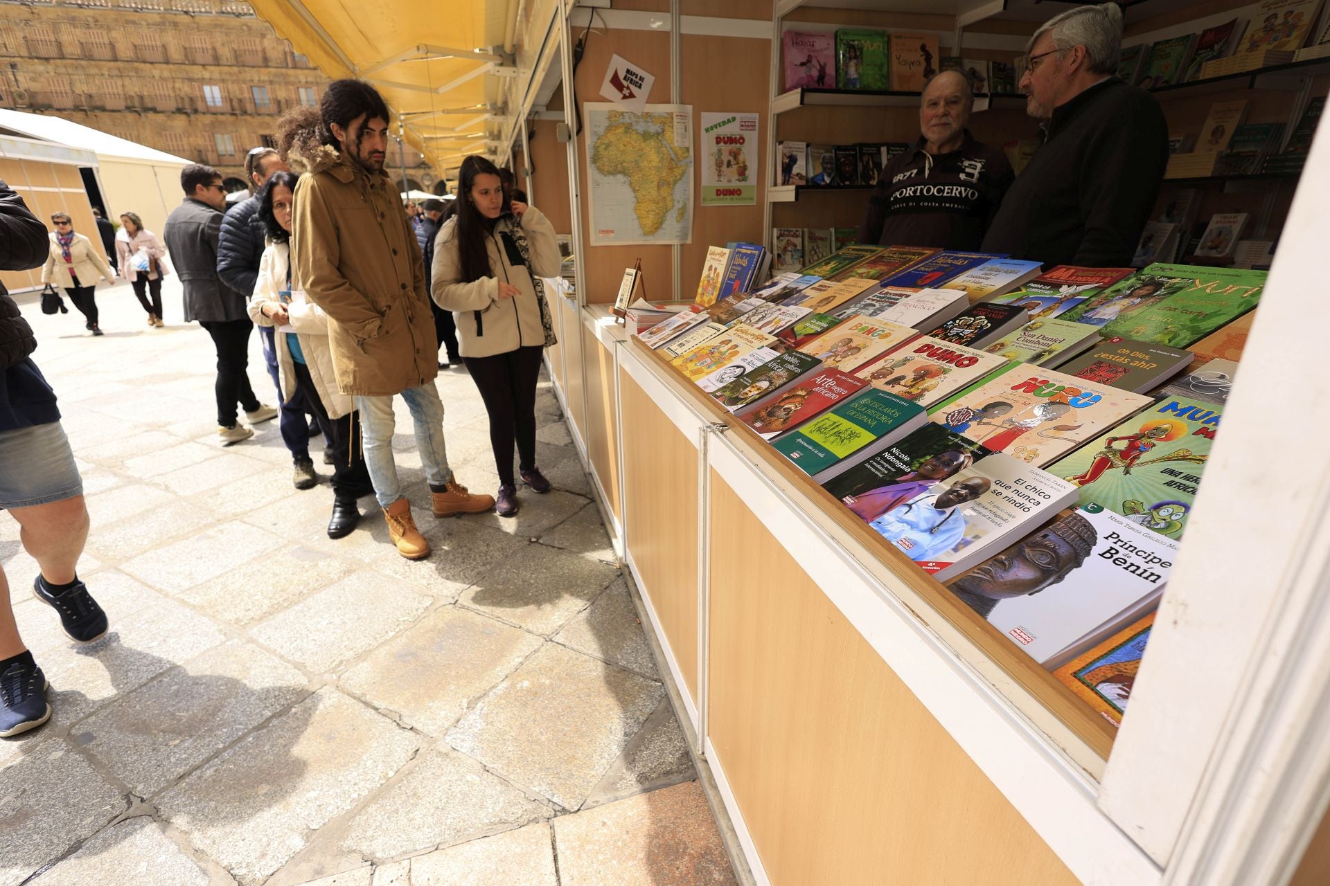 El mal tiempo no frena la inauguración de la Feria de Libro en Salamanca