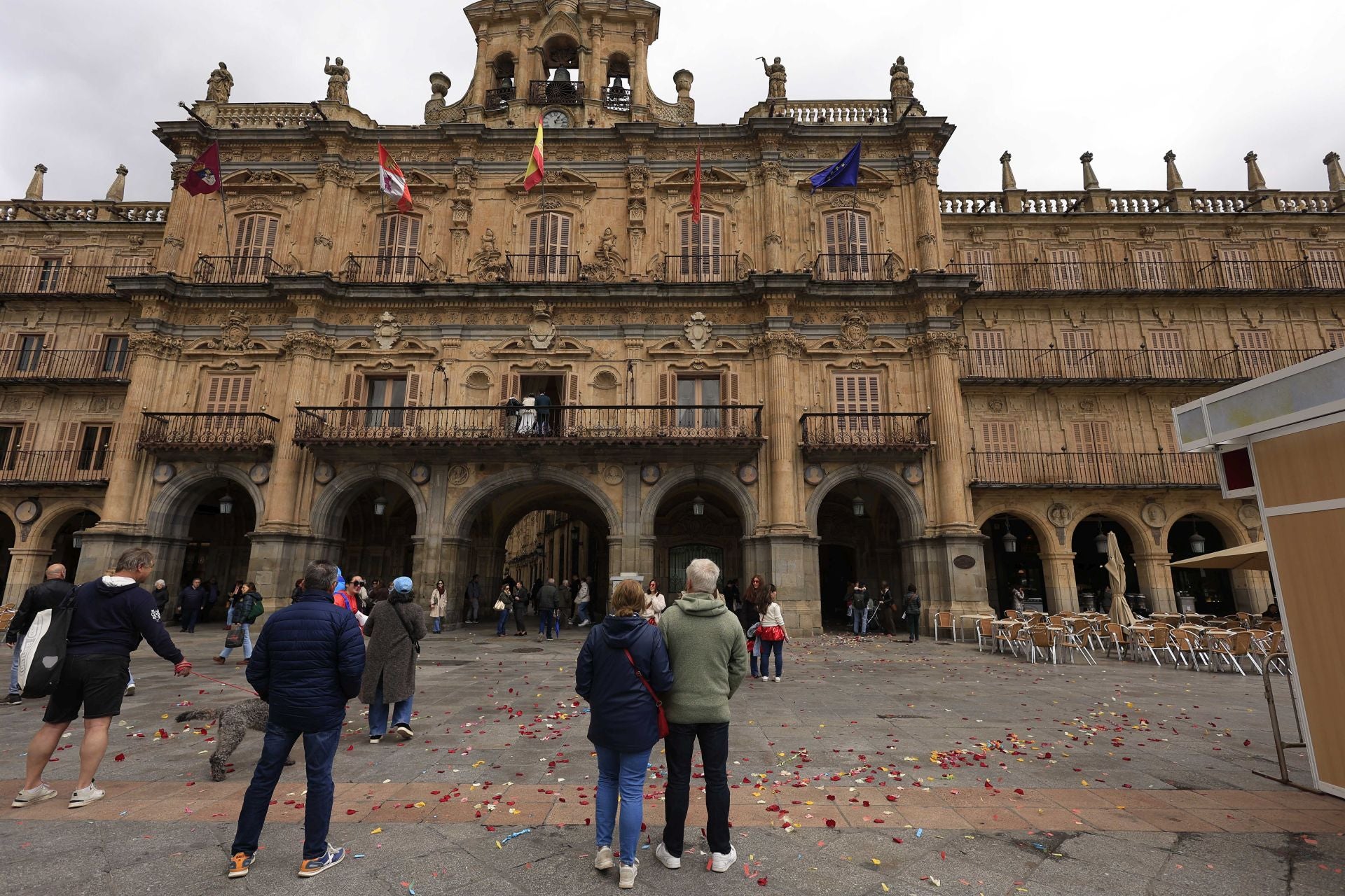El mal tiempo no frena la inauguración de la Feria de Libro en Salamanca