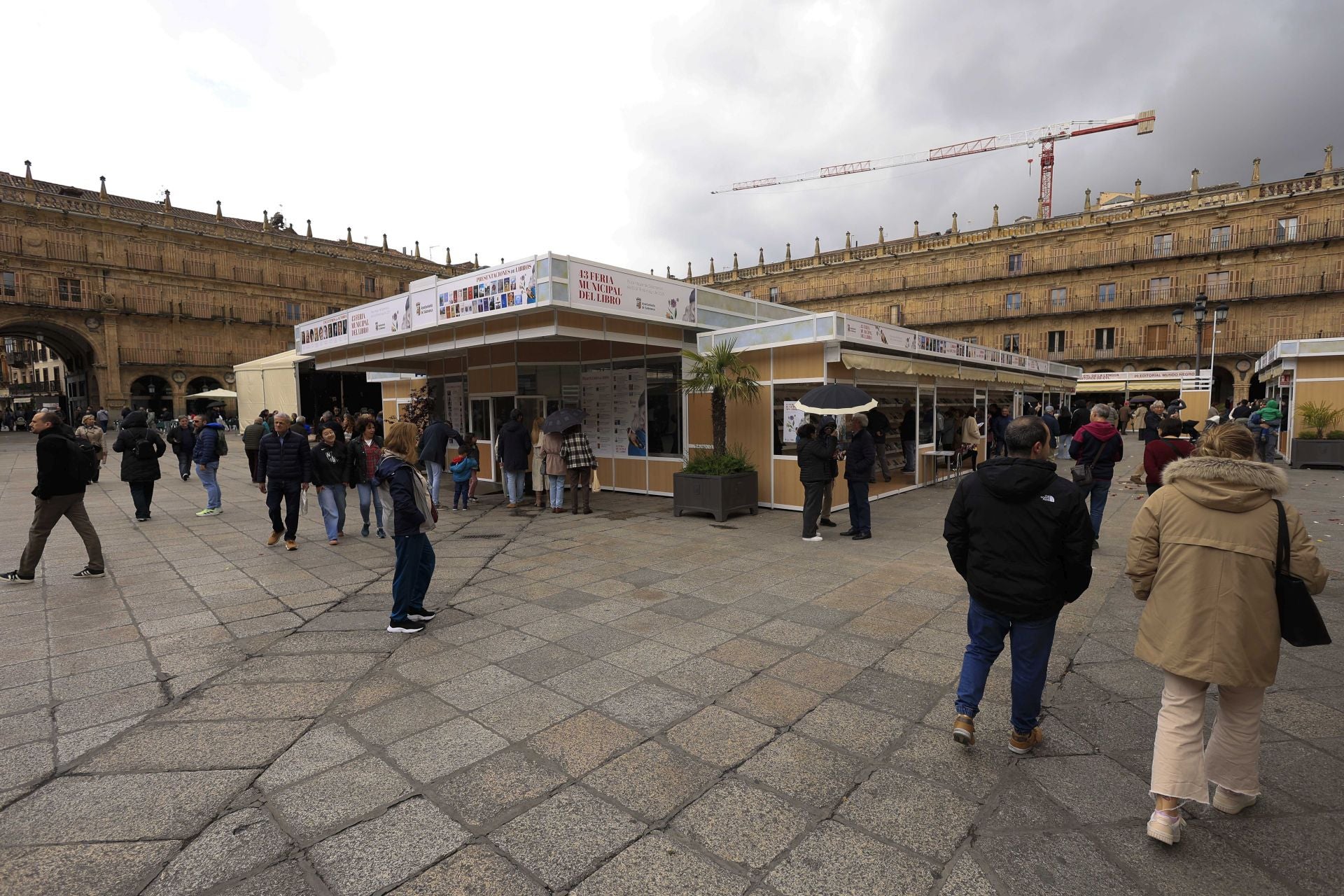 El mal tiempo no frena la inauguración de la Feria de Libro en Salamanca
