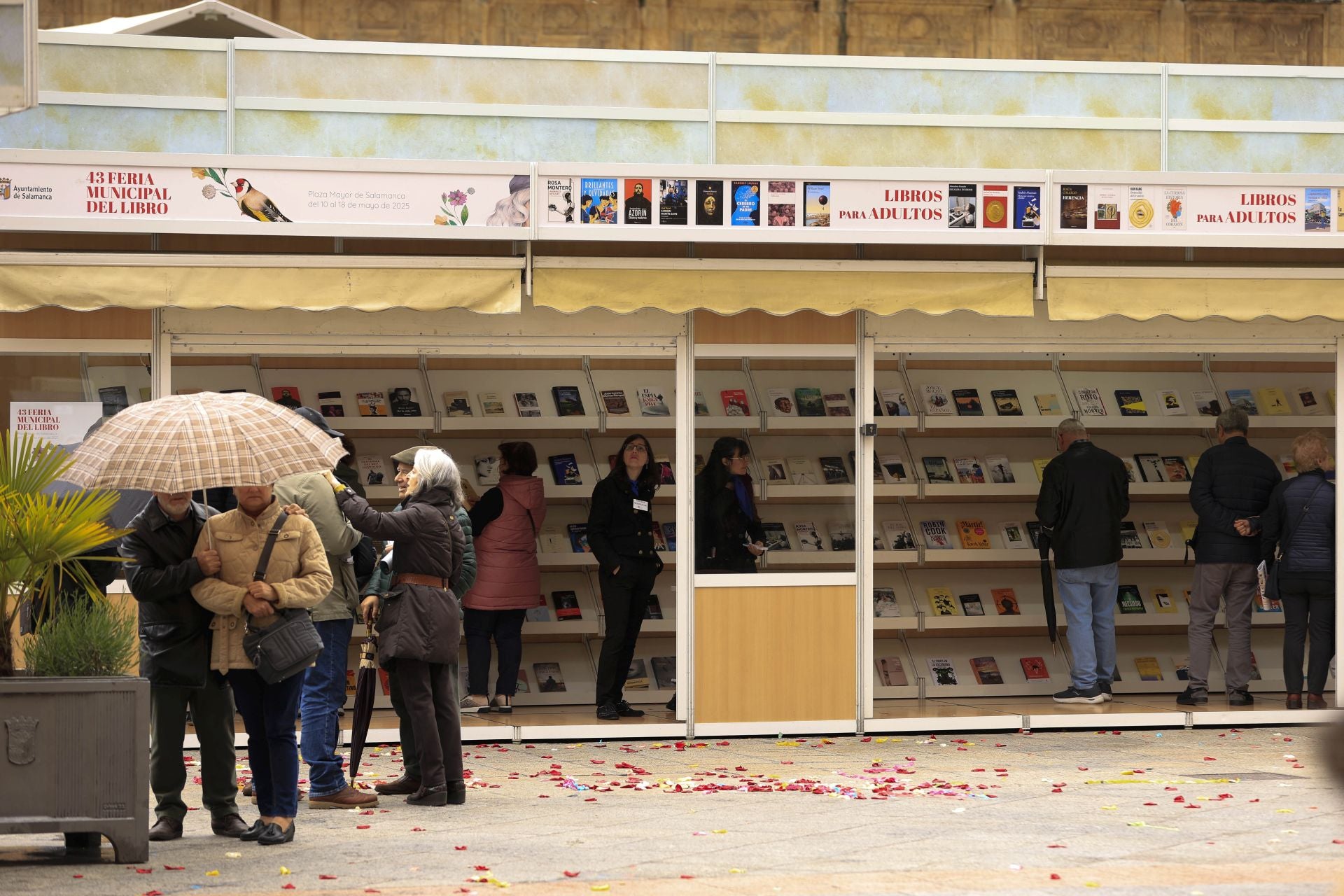El mal tiempo no frena la inauguración de la Feria de Libro en Salamanca