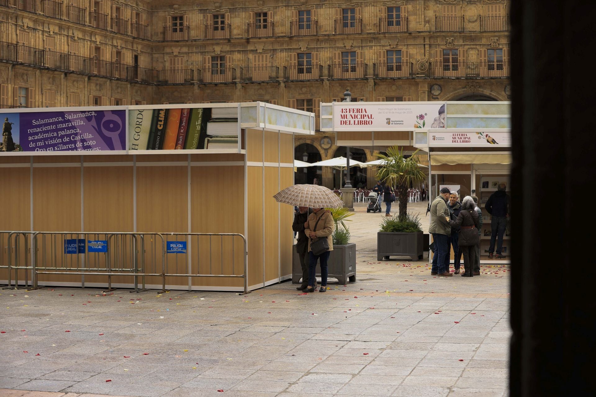 El mal tiempo no frena la inauguración de la Feria de Libro en Salamanca