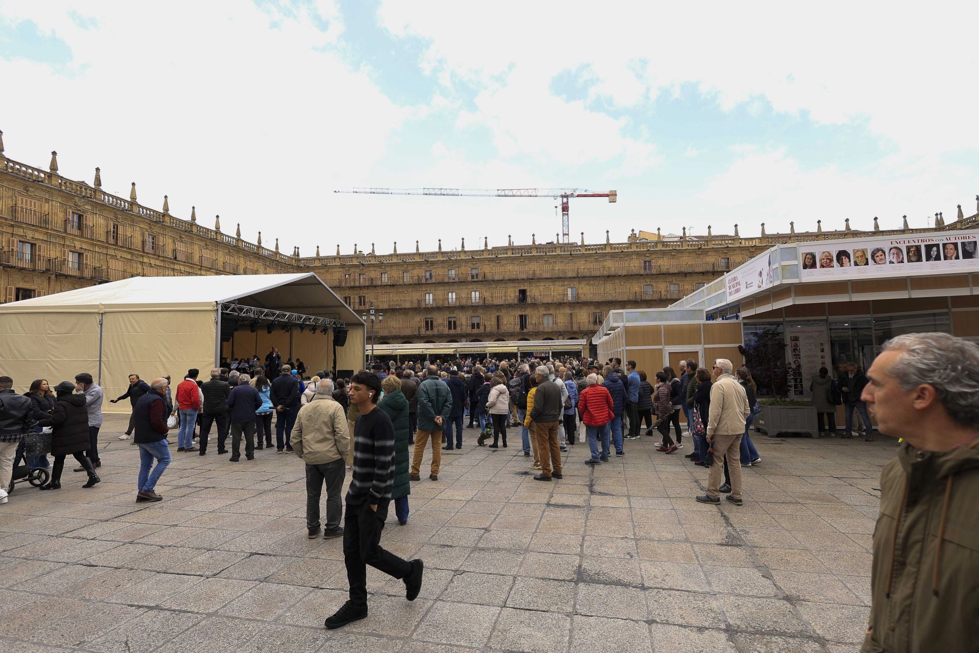El mal tiempo no frena la inauguración de la Feria de Libro en Salamanca