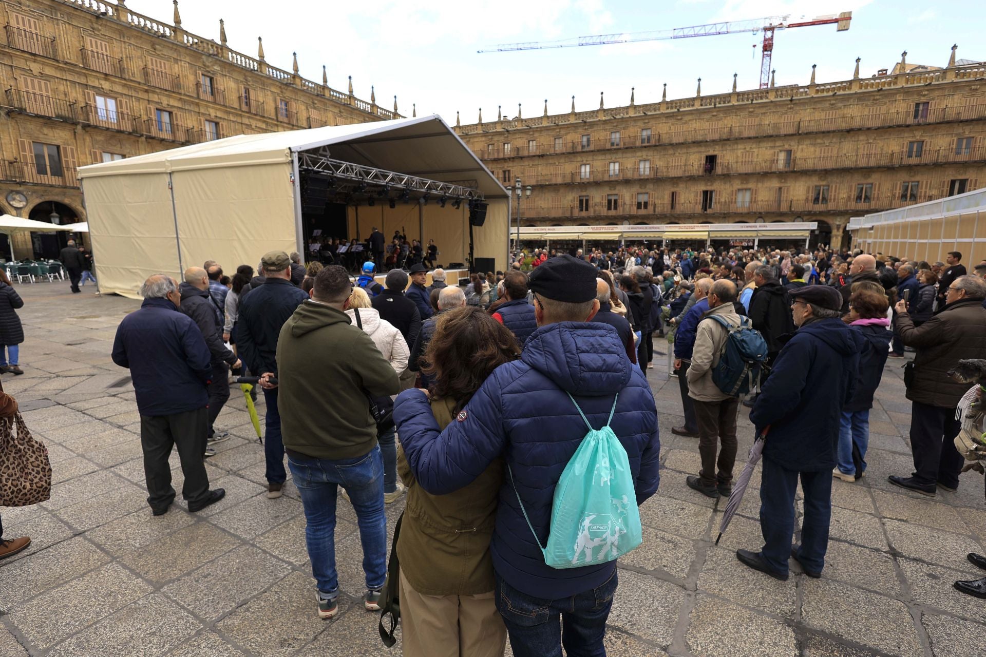 El mal tiempo no frena la inauguración de la Feria de Libro en Salamanca