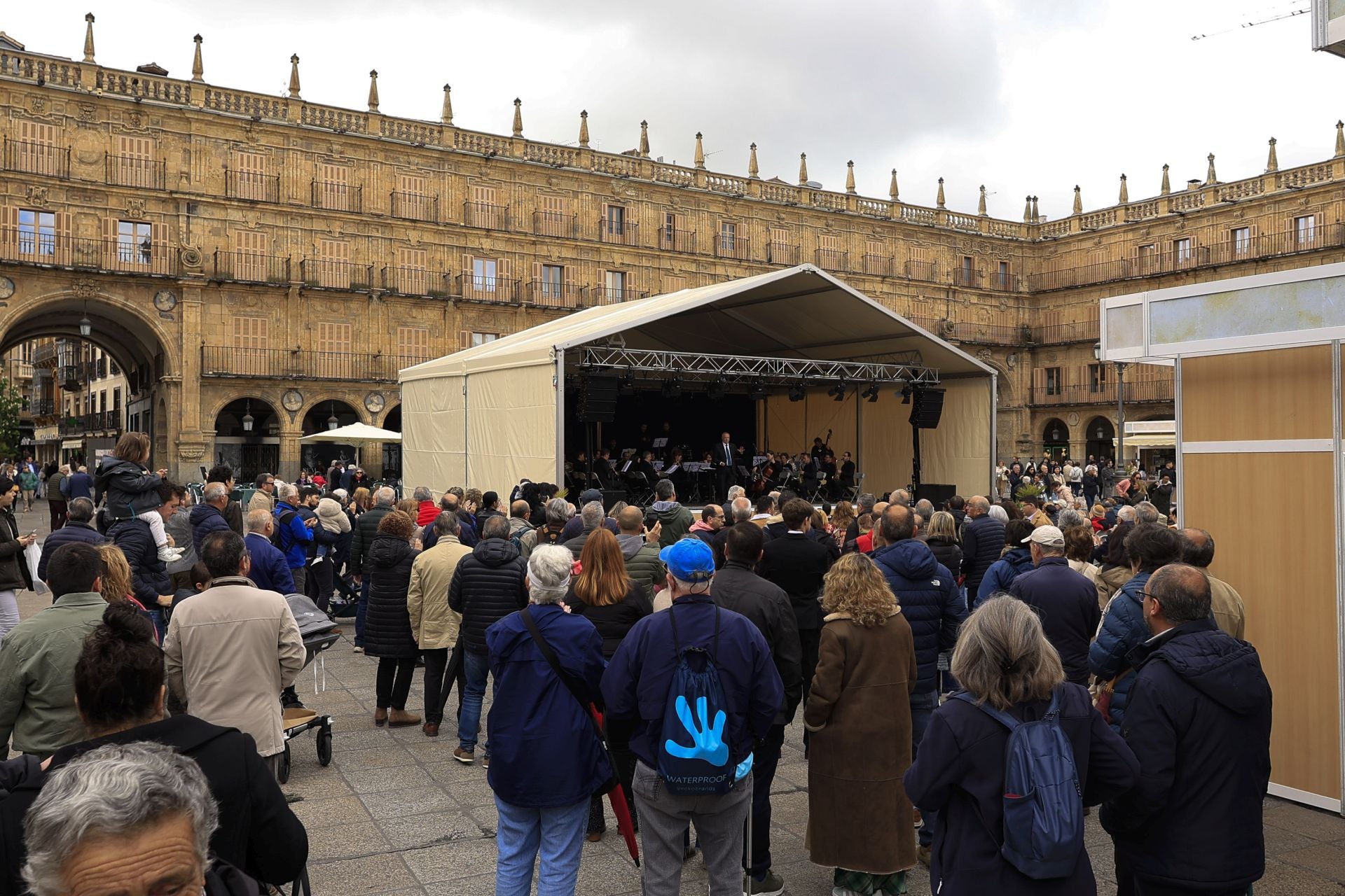 El mal tiempo no frena la inauguración de la Feria de Libro en Salamanca