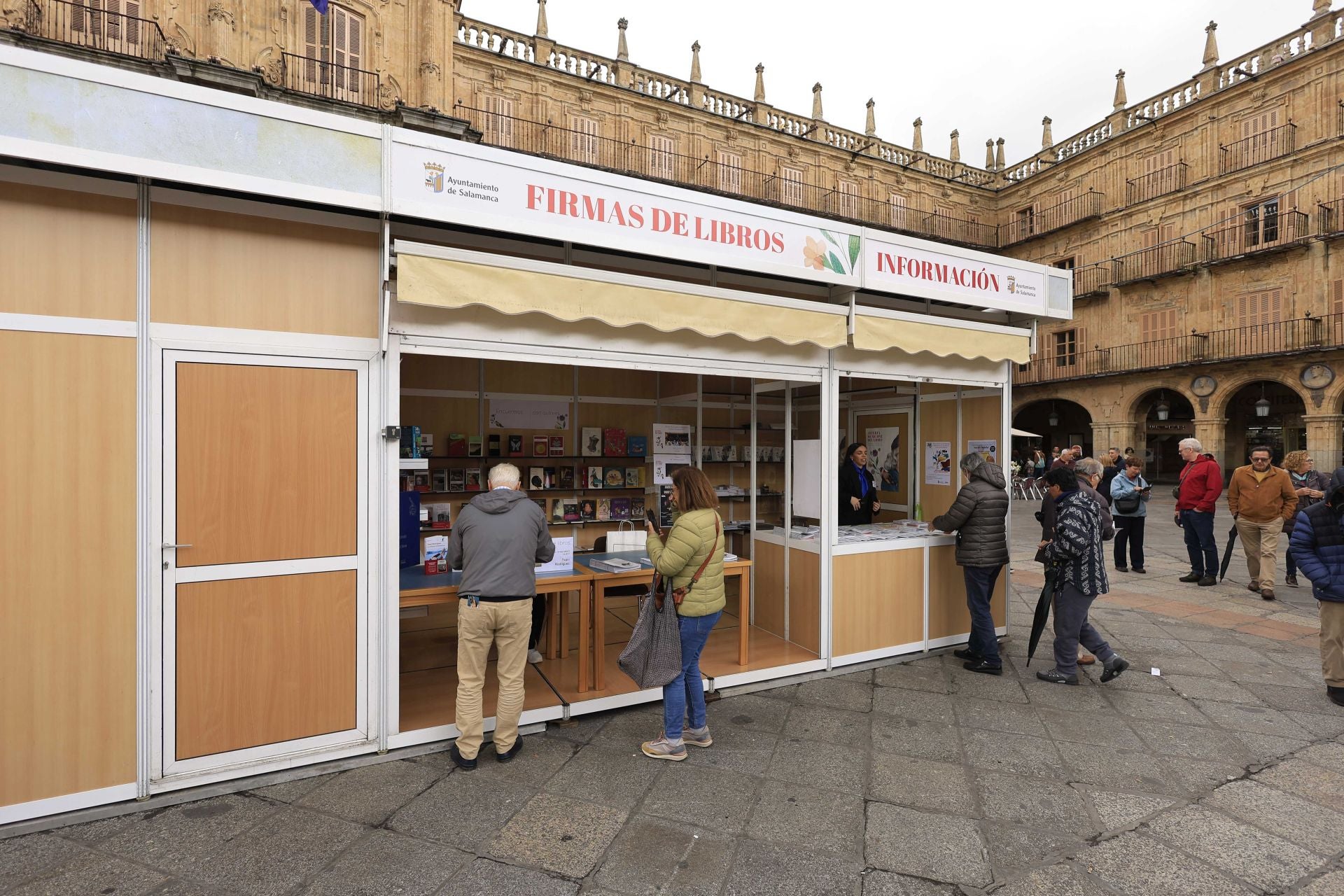 El mal tiempo no frena la inauguración de la Feria de Libro en Salamanca