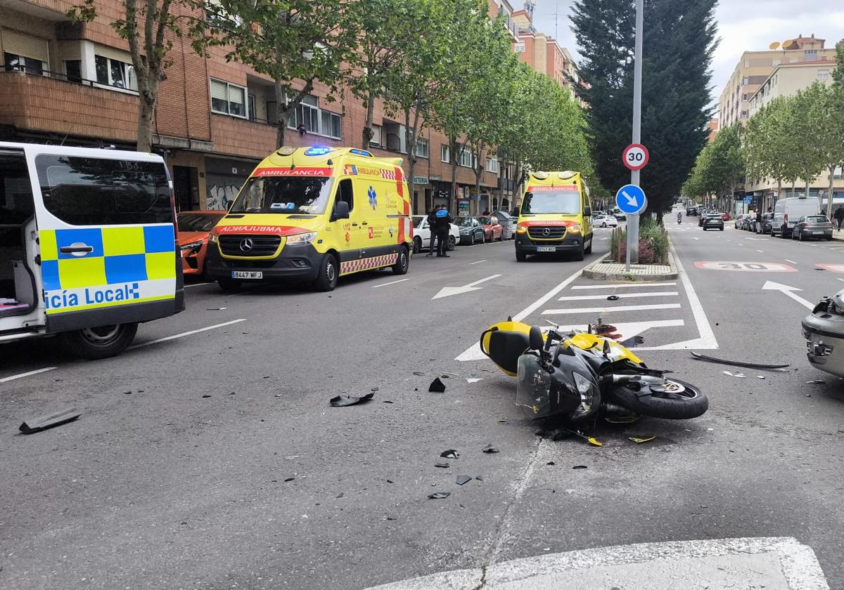 Un turismo colisiona contra una moto en Avenida Alfonso IX.