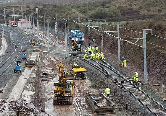 Maquinaria trabajando en la conexión de vías en el puerto seco de Salamanca.