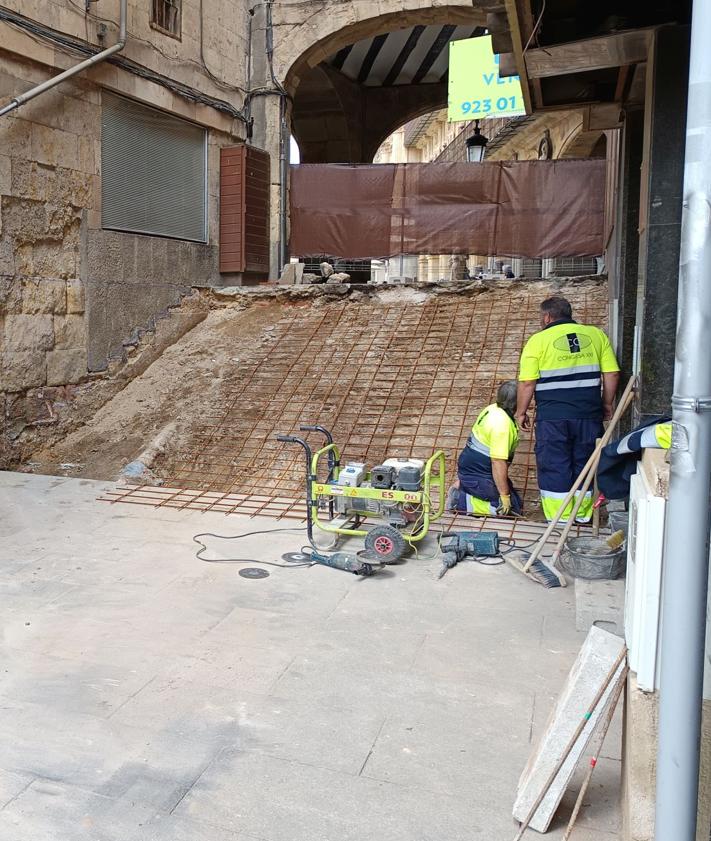Imagen secundaria 2 - Trazado de la escaleras, dibujado en el lateral sobre la piedra; escombros retirados en un contenedor; el nuevo forjado de la estructura.