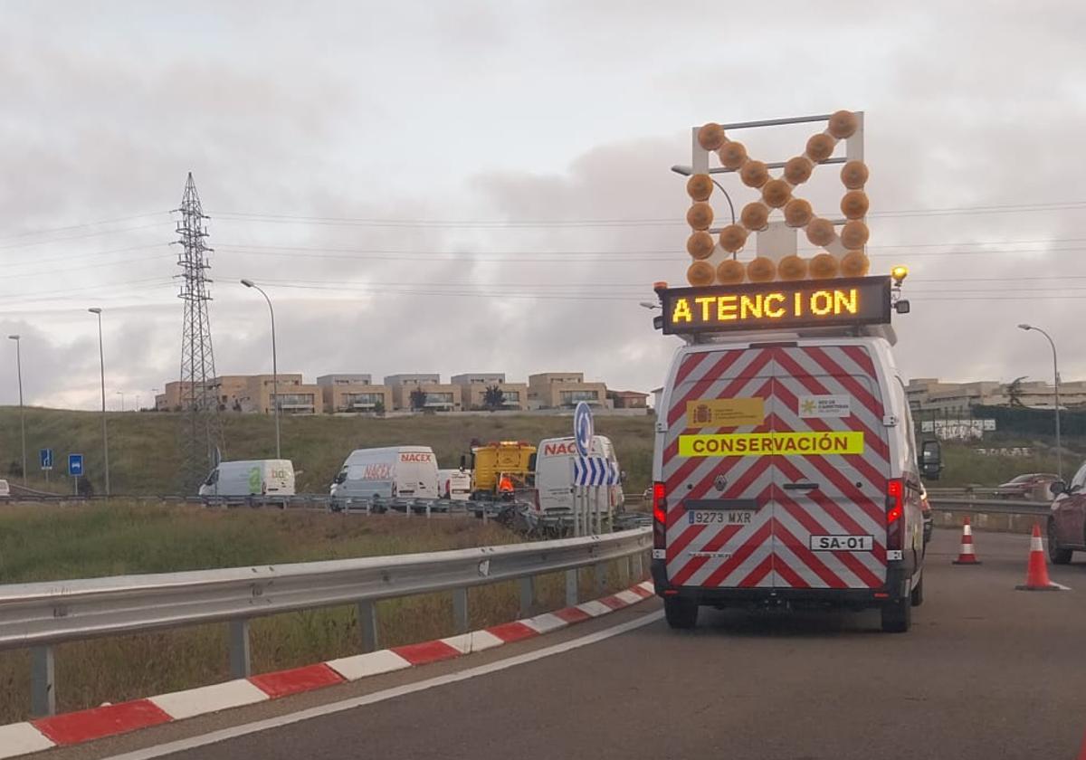 Lugar del accidente en la rotonda de la CL-512 en una de las entradas a Salamanca.