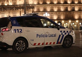 Un coche de la Policía Local de Salamanca, en una ronda nocturna.