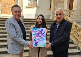 Jesús María Ortiz, junto a la concejala de deportes de Castellanos de Moriscos, y el delegado provincial de atletismo, Casimiro Blanco.
