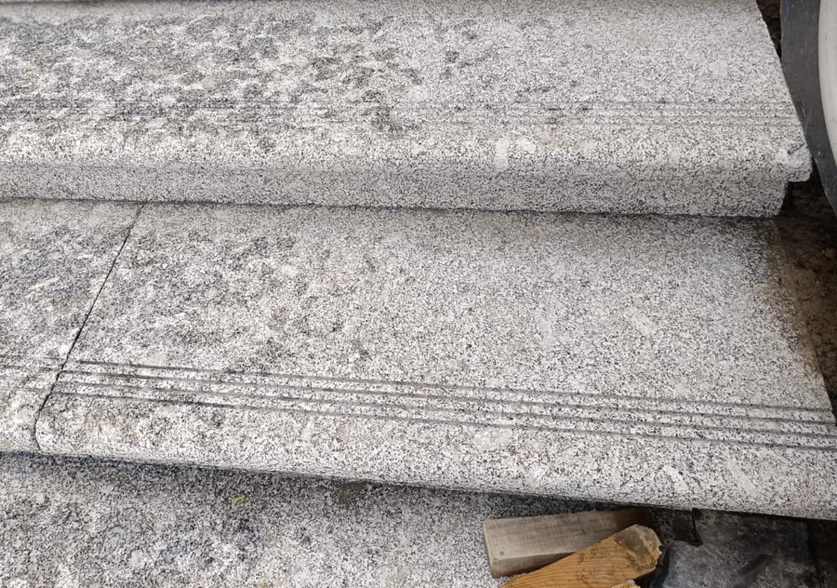 Figure secondaire 1 - Ce sont les nouveaux escaliers tactiles du maire de la place de Salamka contre les sandales