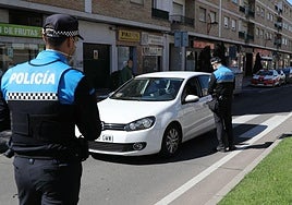 Dos agentes de la Policía Local de Santa Marta
