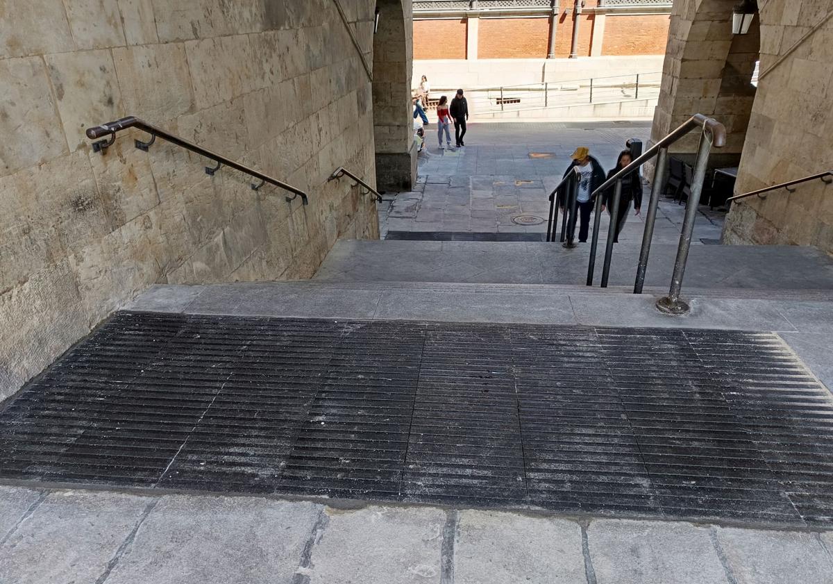Imagem principal - Seção na parte superior da escada, detalhes do material e colocação na entrada.