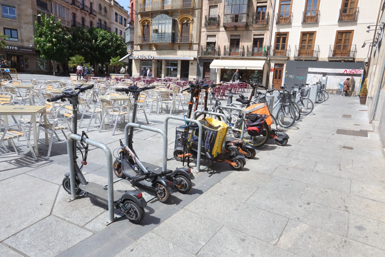 Patinetes estacionados en la plaza del Poeta Iglesias.